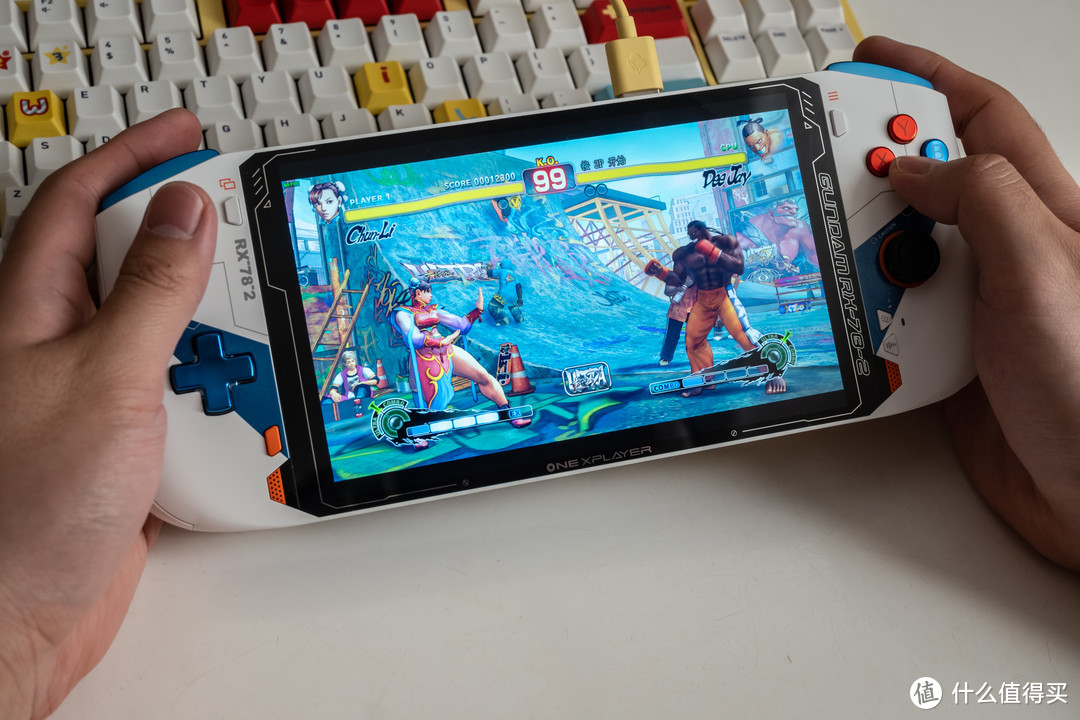 还在买游戏本吗？便携的PC游戏新兵器！OnexPlayer mini高达限量版游戏掌机，挽救你的喜+1！